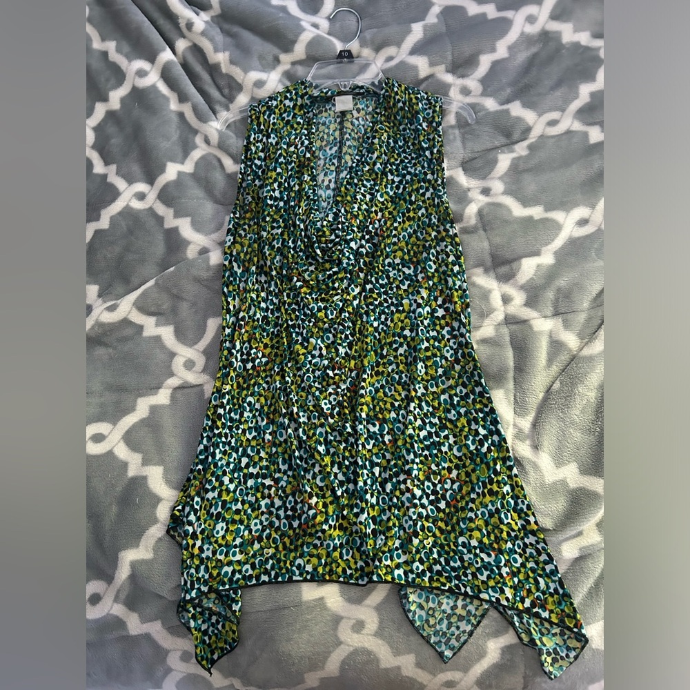 multicolored sleeveless blouse